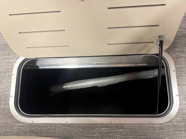 2026 Bennington 24MCSB - Center Swingback - Carbon Fiber Arch!!! US-ETWS9308J526 [photo 19]